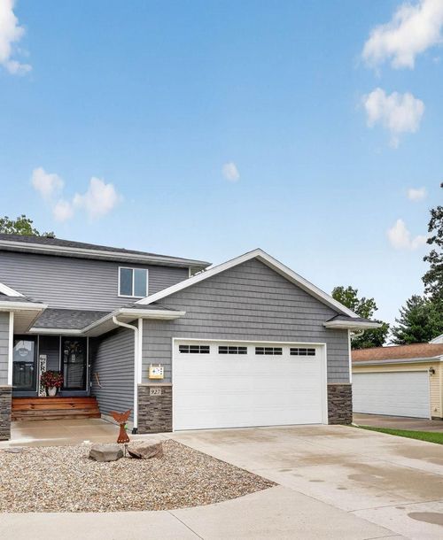 927 W 1st St, Cedar Falls, IA, 50613-2212 | Card Image