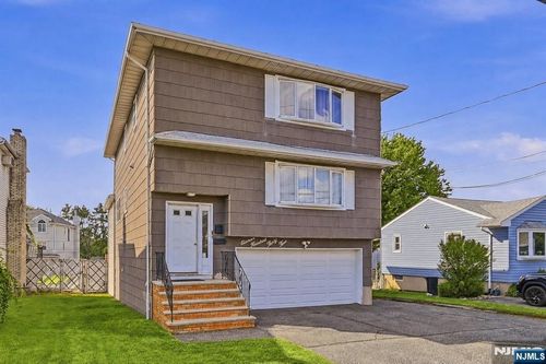 1135 Stonewall Ln, Secaucus, NJ, 07094-4113 | Card Image