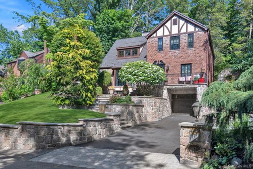 17 Sinclair Martin Dr, Roslyn, NY, 11576-1184 | Card Image