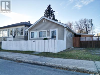 421 6th Ave E, House other with 2 bedrooms, 1 bathrooms and null parking in Prince Albert SK | Image 1