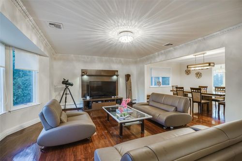 1041 Glen Cove Ave, Roslyn, NY, 11576-1206 | Card Image