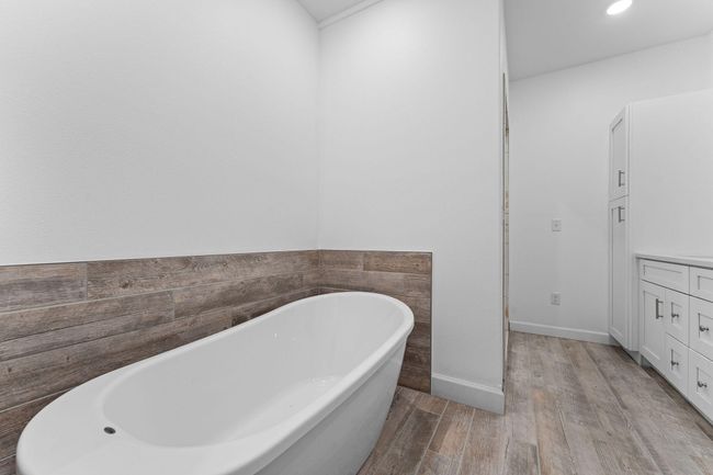 Large Soaking Tub | Image 18