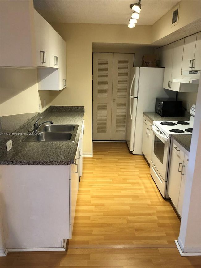 APT-308 - 470 S Park Rd, Condo with 2 bedrooms, 2 bathrooms and null parking in Hollywood FL | Image 4