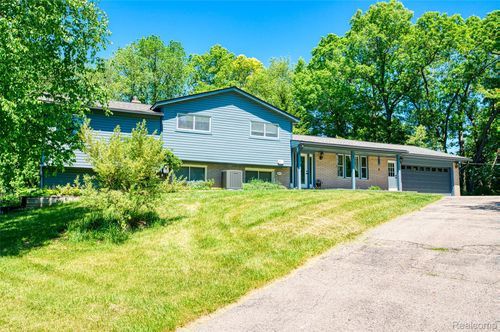 940 Rowland Rd, Addison Twp, MI, 48367-2212 | Card Image