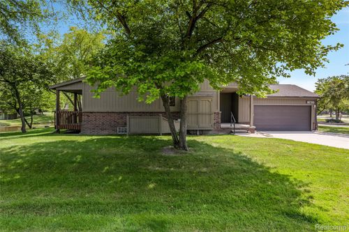 9735 Hawthorne Glen Dr, Grosse Ile, MI, 48138-1685 | Card Image