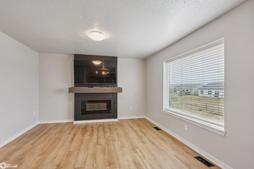 1836 17th St Se, Altoona, IA, 50009-2393 | Card Image