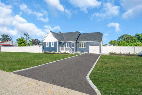 105 Commack Rd, Babylon, NY, 11703-1718 | Card Image