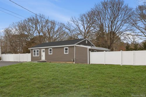 39 E Oakdale St, Bay Shore, NY, 11706-2724 | Card Image