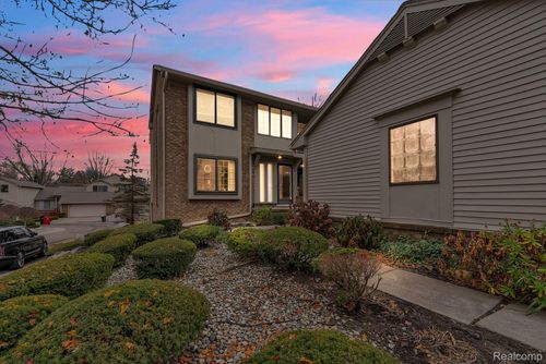 7258 Creeks Bend Ct, West Bloomfield, MI, 48322-3523 | Card Image