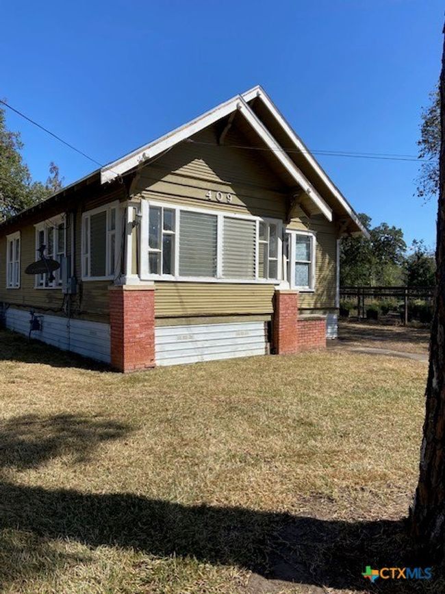 409 E Hochheim St, House other with 3 bedrooms, 2 bathrooms and null parking in Yoakum TX | Image 9