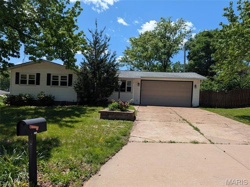 9700 Antigo Dr, Saint Louis, MO, 63123-7108 | Card Image
