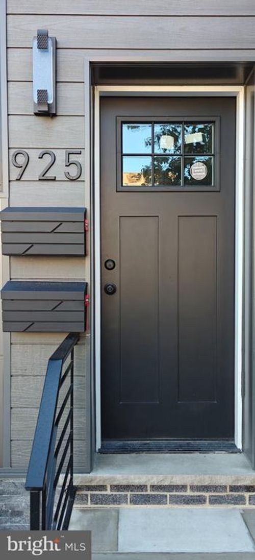 925 S 11th St, Philadelphia, PA, 19147-3718 | Card Image