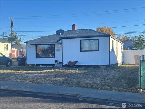 321 W Loop Dr, Moses Lake, WA, 98837-1532 | Card Image