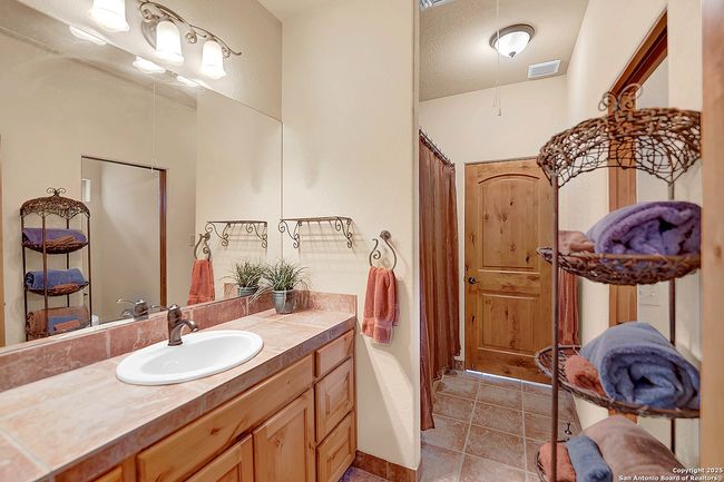 Jack and Jill bathroom | Image 30