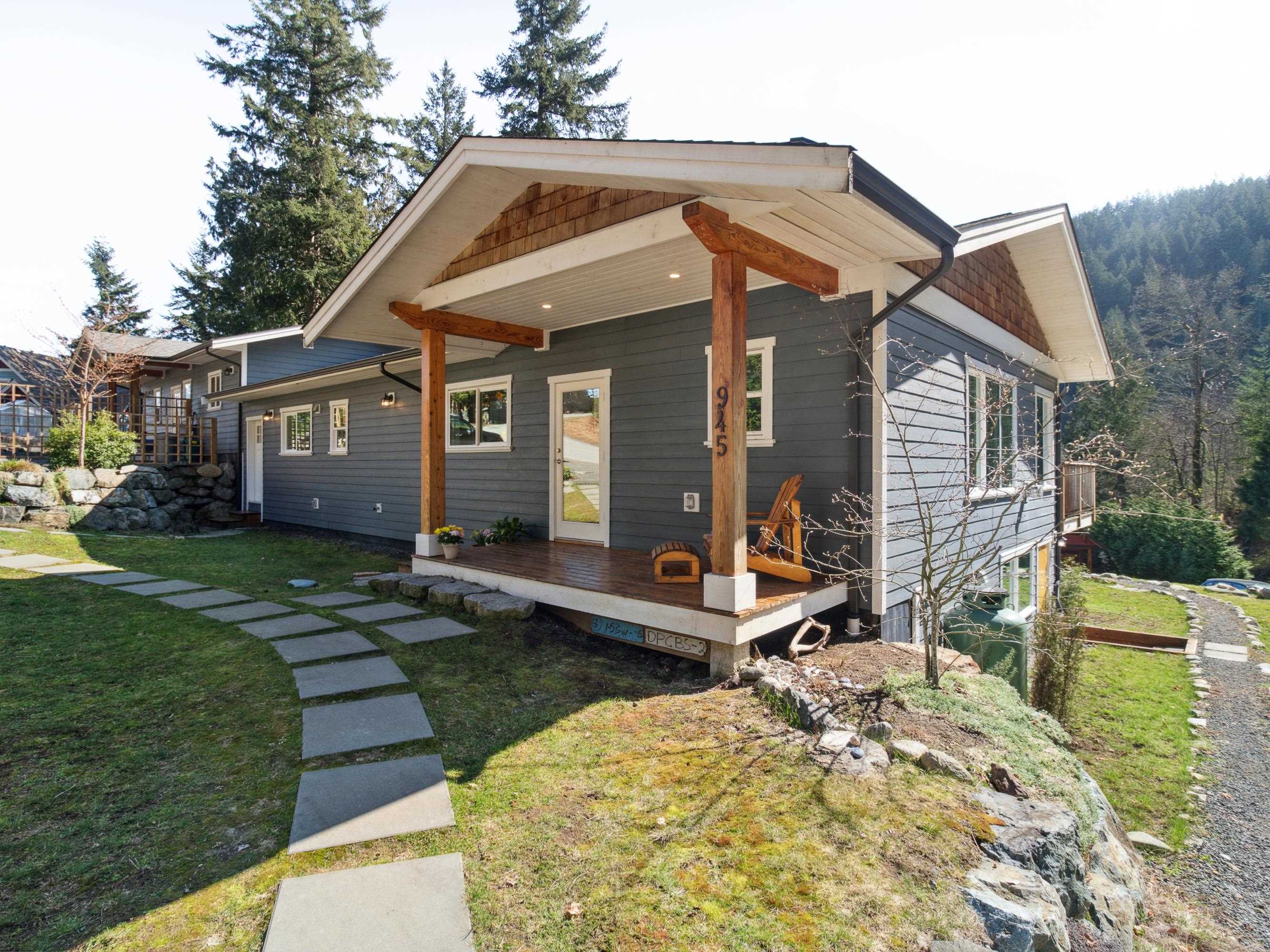 945 Rivendell Drive, Home with 3 bedrooms, 2 bathrooms and 2 parking in Bowen Island BC | Image 2