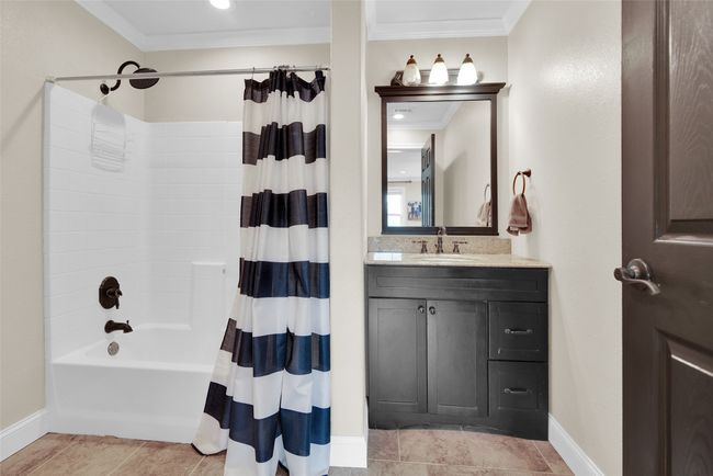 Upstairs hall bath | Image 24