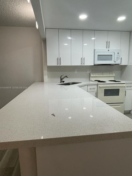 apt-801e-4550 Nw 9th St, Miami, FL, 33126-2360 | Card Image