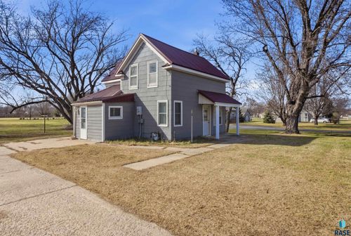 104 N Veterans St, Flandreau, SD, 57028-1051 | Card Image