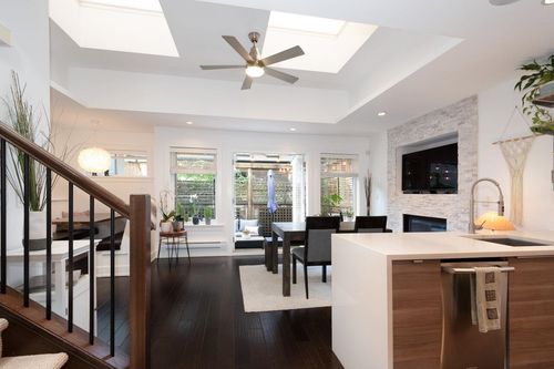 250 E 10th St, North Vancouver, BC, V7L2E1 | Card Image