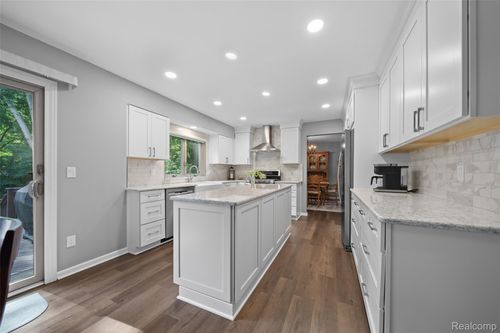 2097 Huntington Dr, Lake Orion, MI, 48360-2265 | Card Image