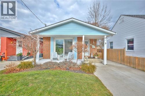 11 Durham Dr, Saint Catharines, ON, L2M1B8 | Card Image