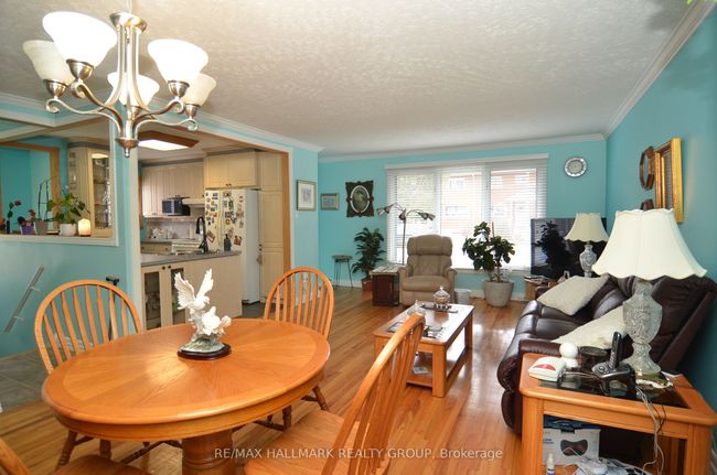 686 Cummings Ave, House attached with 3 bedrooms, 1 bathrooms and 2 parking in Ottawa ON | Image 5
