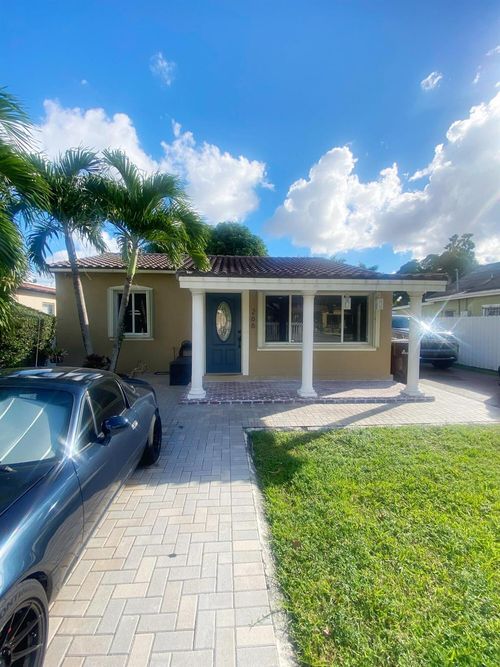 266 E 15th St, Hialeah, FL, 33010-3554 | Card Image