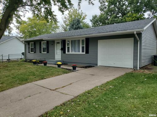 2211 Waveland Dr, Bettendorf, IA, 52722-2778 | Card Image