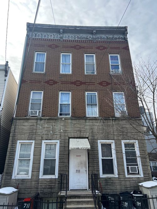 711 25th St, Union City, NJ, 07087-2246 | Card Image