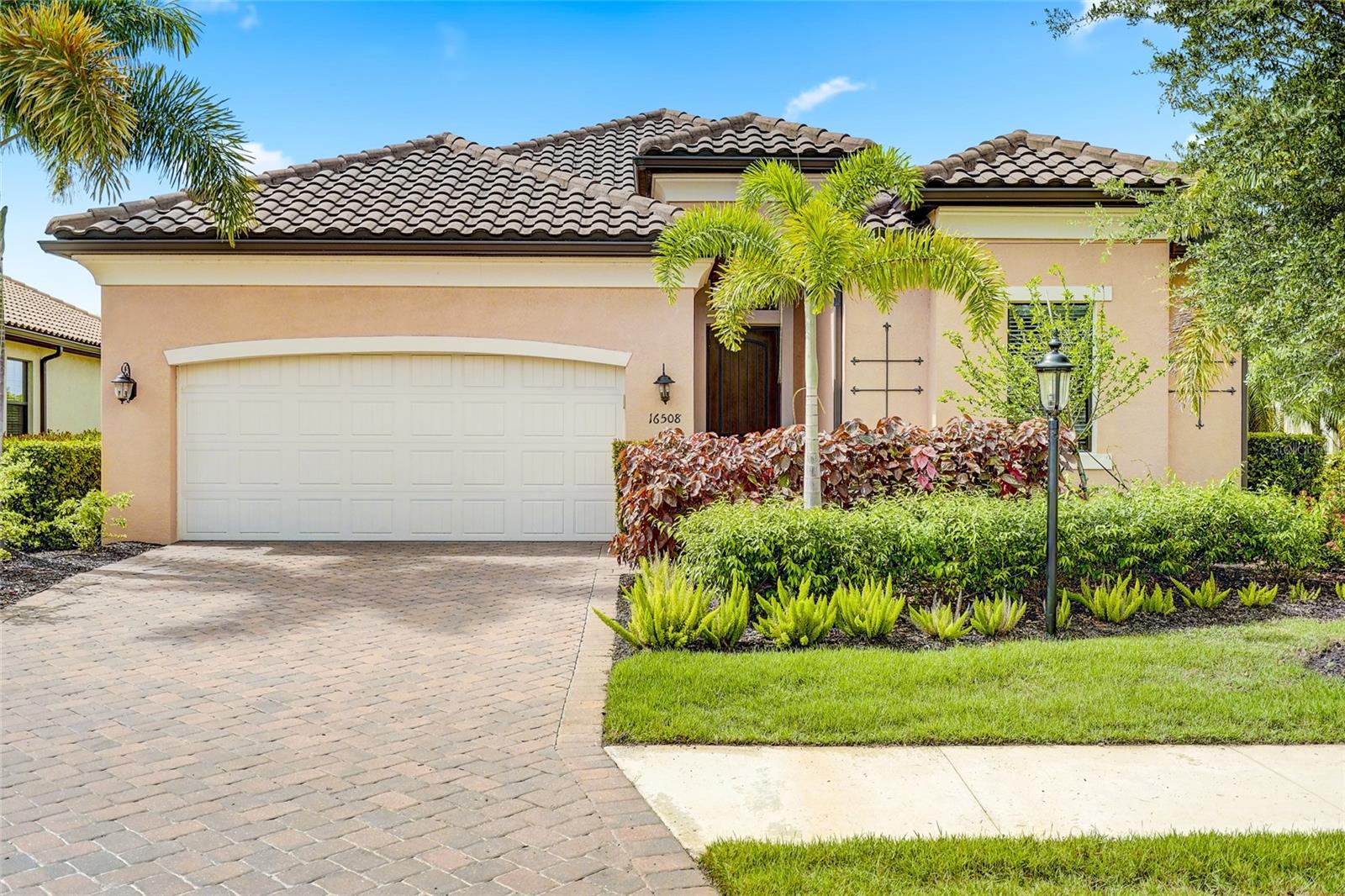 Hillside Cir, Bradenton, FL 34202