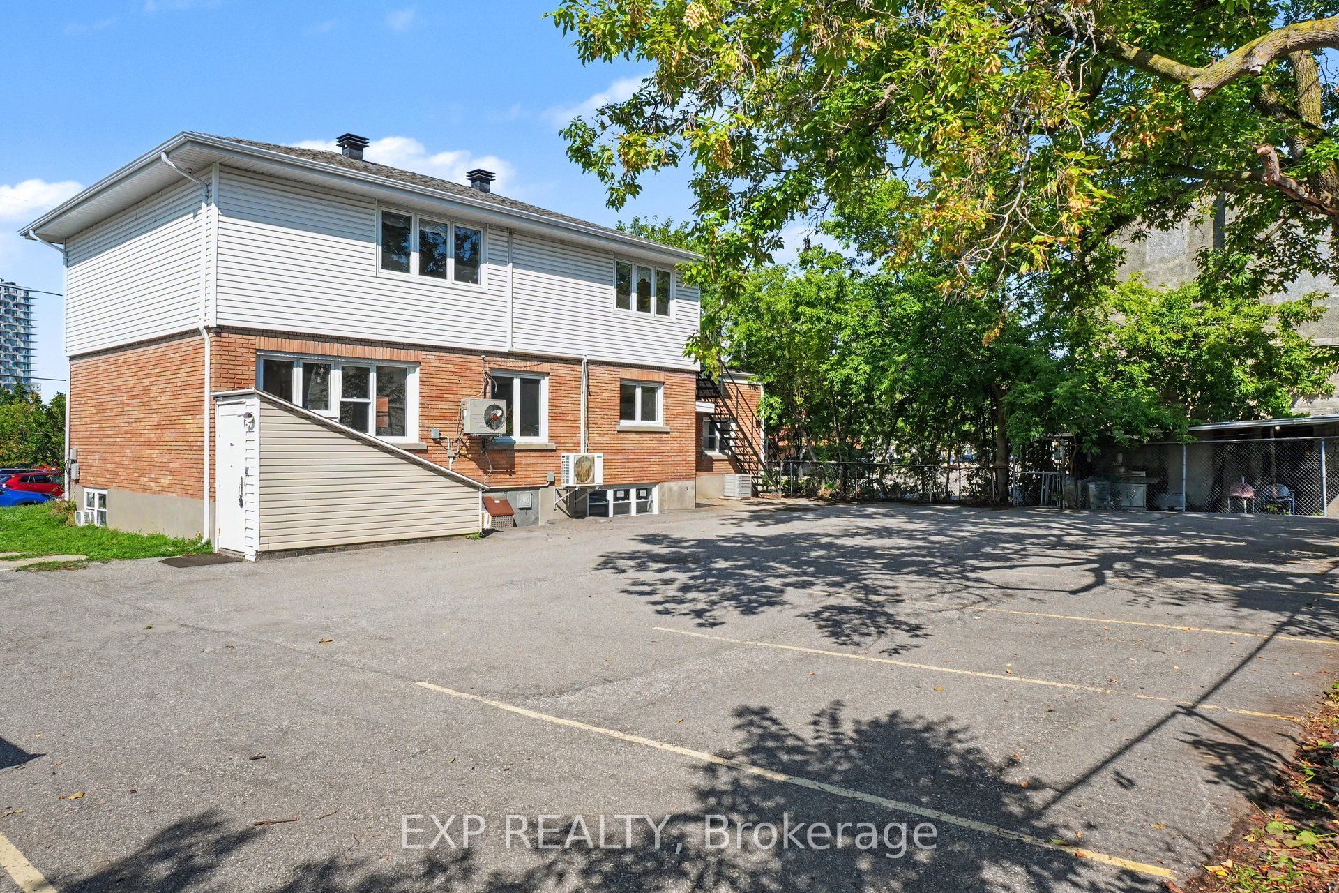 Commercial Lease in Vanier and Kingsview Park 3