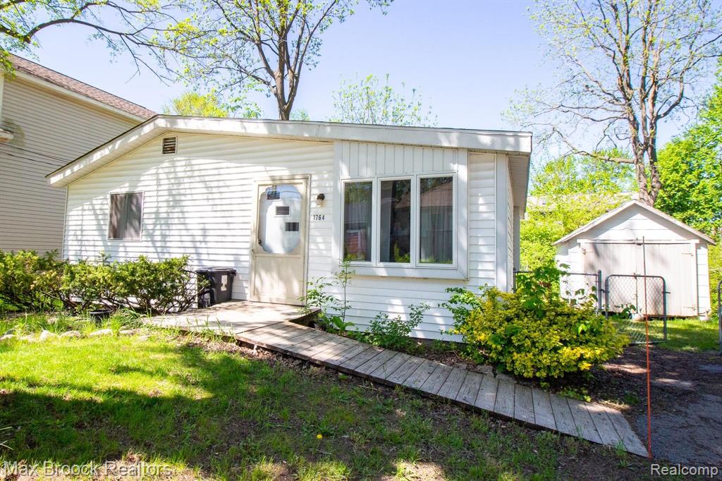 1764 Sylvan Gln Street, Inactive in Keego Harbor Zoocasa