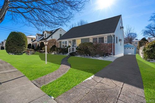 91 Drake St, Malverne, NY, 11565-1506 | Card Image