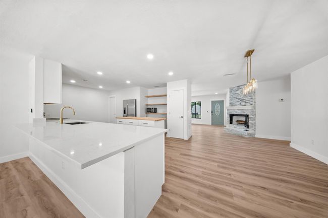 948 Canal Cir, House other with 3 bedrooms, 2 bathrooms and null parking in Sebastian FL | Image 9