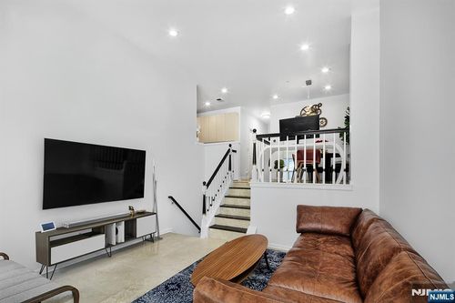 395 Kingston, West New York, NJ, 07093 | Card Image