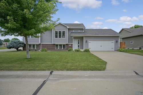 681 Meadowlark Cir, Dakota Dunes, SD, 57049-5404 | Card Image