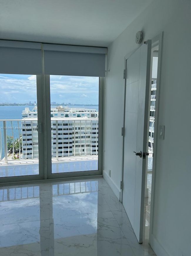 APT-1622 - 7601 E Treasure Dr, Condo with 2 bedrooms, 2 bathrooms and null parking in North Bay Village FL | Image 18