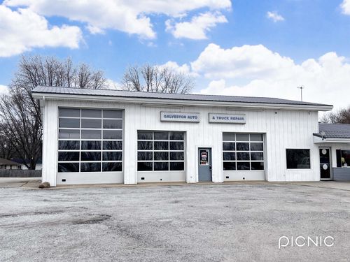 429 S California St, Galveston, IN, 46932-9483 | Card Image