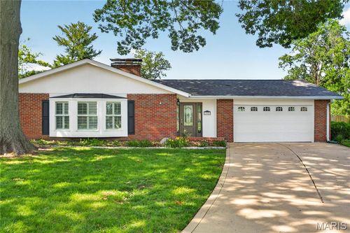 11929 Paradise Ln, Des Peres, MO, 63131-4015 | Card Image