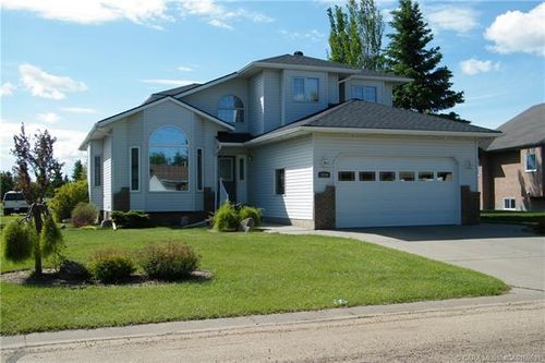 5606 46 Avenue W, Home with 5 bedrooms, 2 bathrooms and 2 parking in Forestburg AB | Card Image