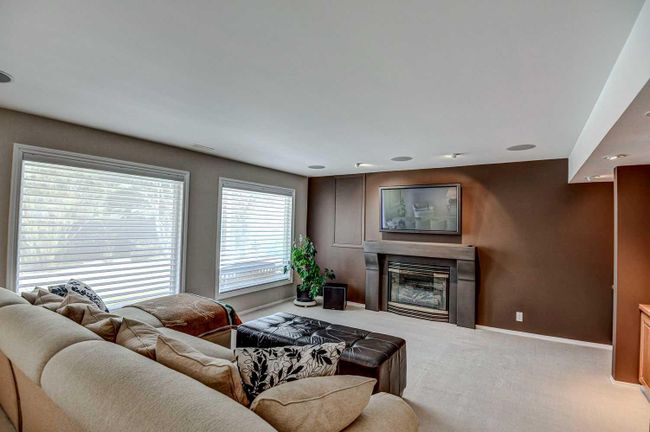 32 Patterson Crescent Sw, Home with 4 bedrooms, 3 bathrooms and 6 parking in Calgary AB | Image 26