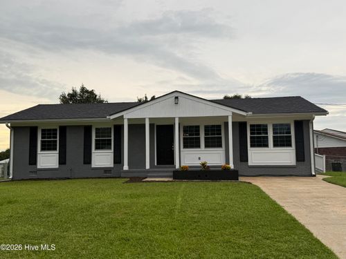105 Yorkshire Dr, Jacksonville, NC, 28546-8444 | Card Image