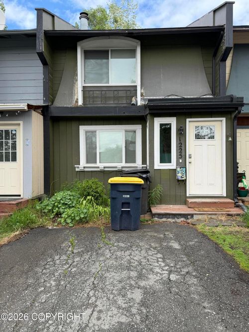 1225 Elegante Ln, Anchorage, AK, 99501-5620 | Card Image