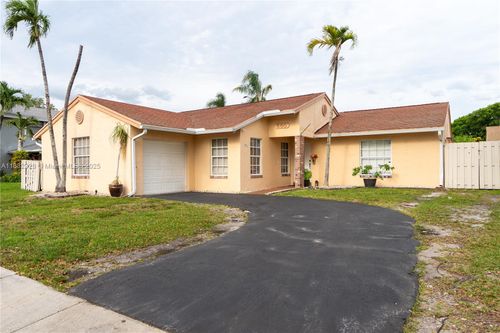 550 Auburn Way, Davie, FL, 33325-1218 | Card Image