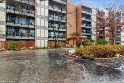 6H - 5950 Oakwood Drive, Condo with 1 bedrooms, 1 bathrooms and 2 parking in Lisle IL | Image 1