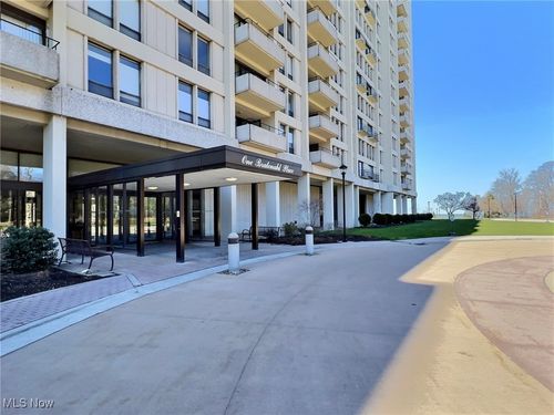 apt-1501-1 Bratenahl Pl, Bratenahl, OH, 44108-1156 | Card Image