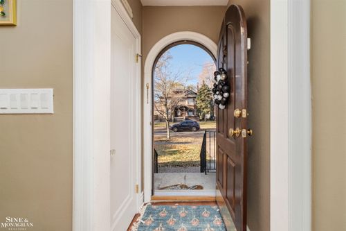 976 Lakepointe St, Grosse Pointe Park, MI, 48230-1710 | Card Image