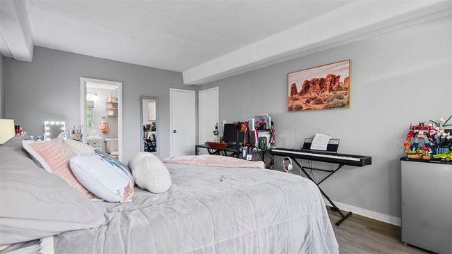 Master with private bath and walk in closet | Image 22