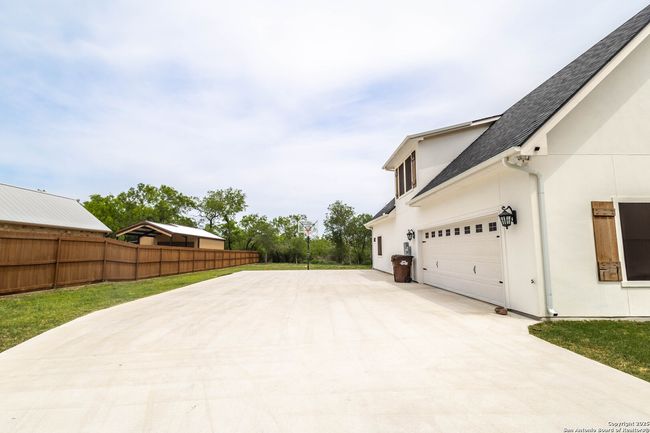 177 E Short Meadow Dr, House other with 4 bedrooms, 4 bathrooms and null parking in Lytle TX | Image 46