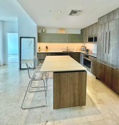 1805 - 88 Sw 7th St, Condo with 2 bedrooms, 2 bathrooms and null parking in Miami FL | Image 3